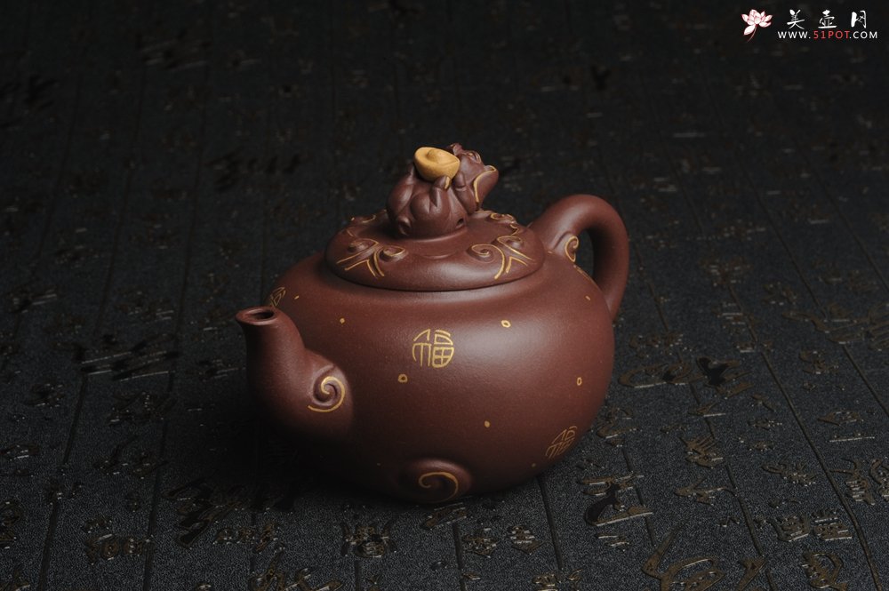 紫砂壶图片：美壶年底特惠 精工好泥福气金猪套壶 一壶二杯 出水如柱 高档包装 送礼佳品 - 紫砂壶信息网