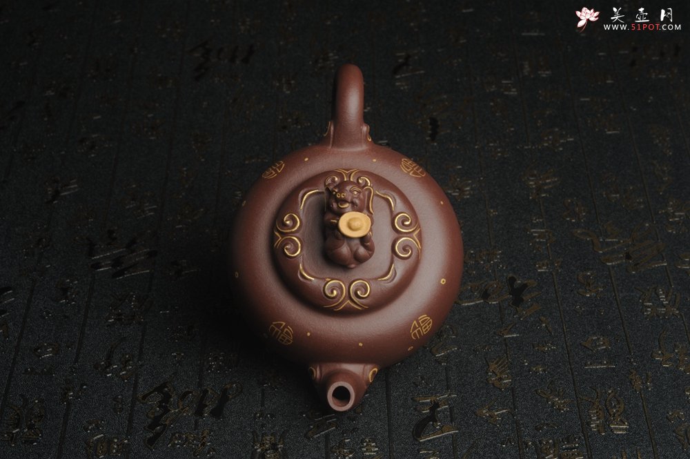 紫砂壶图片：美壶年底特惠 精工好泥福气金猪套壶 一壶二杯 出水如柱 高档包装 送礼佳品 - 紫砂壶信息网