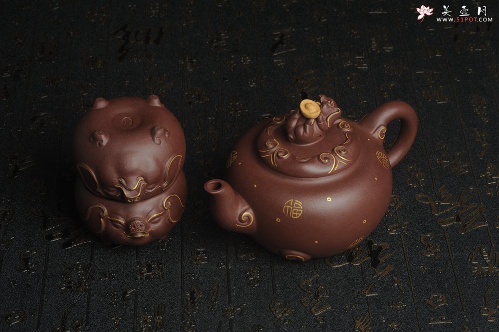 紫砂壶图片：美壶年底特惠 精工好泥福气金猪套壶 一壶二杯 出水如柱 高档包装 送礼佳品 - 紫砂壶信息网