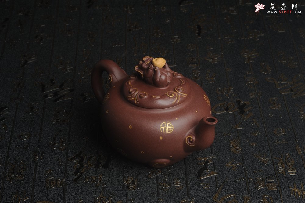紫砂壶图片：美壶年底特惠 精工好泥福气金猪套壶 一壶二杯 出水如柱 高档包装 送礼佳品 - 紫砂壶信息网