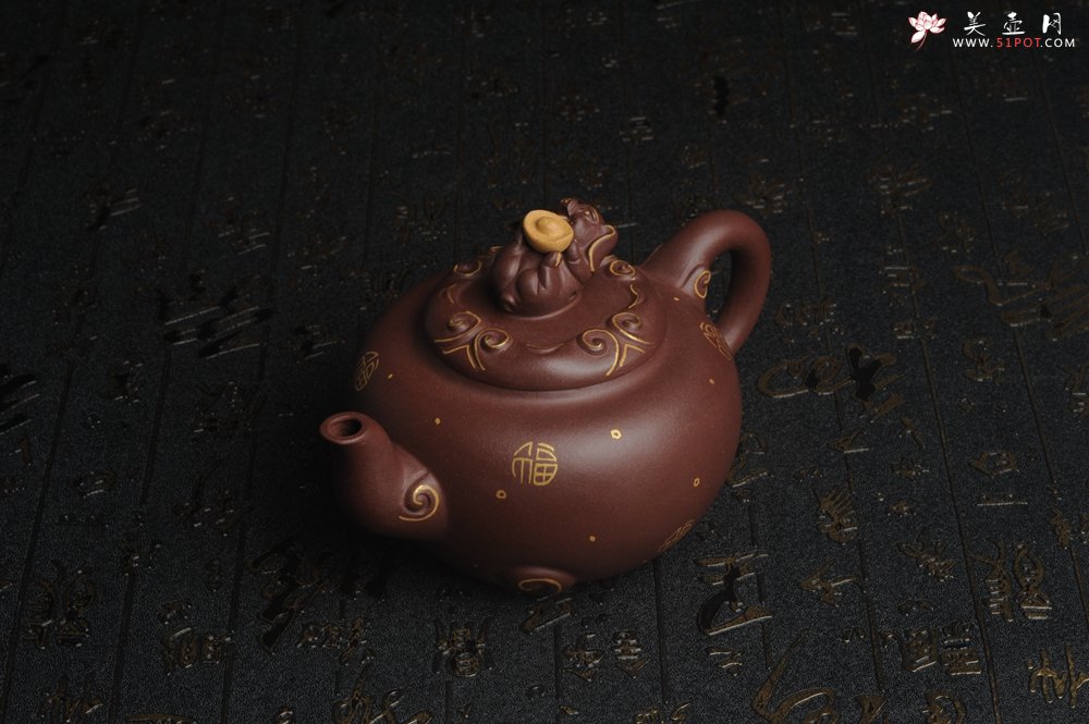 紫砂壶图片：美壶年底特惠 精工好泥福气金猪套壶 一壶二杯 出水如柱 高档包装 送礼佳品 - 紫砂壶信息网