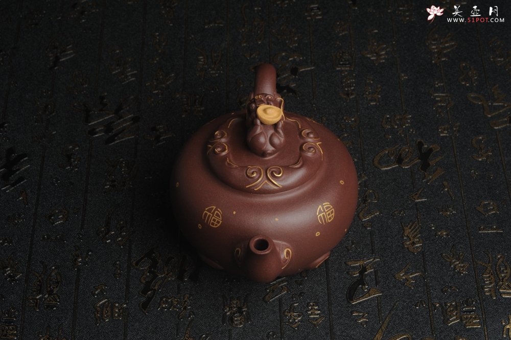 紫砂壶图片：美壶年底特惠 精工好泥福气金猪套壶 一壶二杯 出水如柱 高档包装 送礼佳品 - 紫砂壶信息网