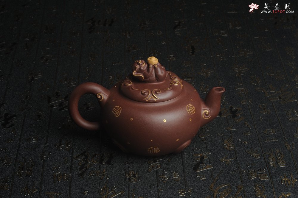 紫砂壶图片：美壶年底特惠 精工好泥福气金猪套壶 一壶二杯 出水如柱 高档包装 送礼佳品 - 紫砂壶信息网