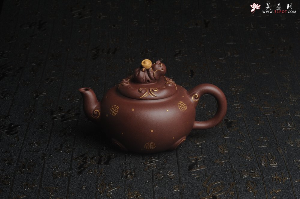 紫砂壶图片：美壶年底特惠 精工好泥福气金猪套壶 一壶二杯 出水如柱 高档包装 送礼佳品 - 紫砂壶信息网