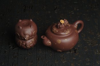 美壶年底特惠 精工好泥福气金猪套壶 一壶二杯 出水如柱 高档包装 送礼佳品 - 紫砂壶信息网