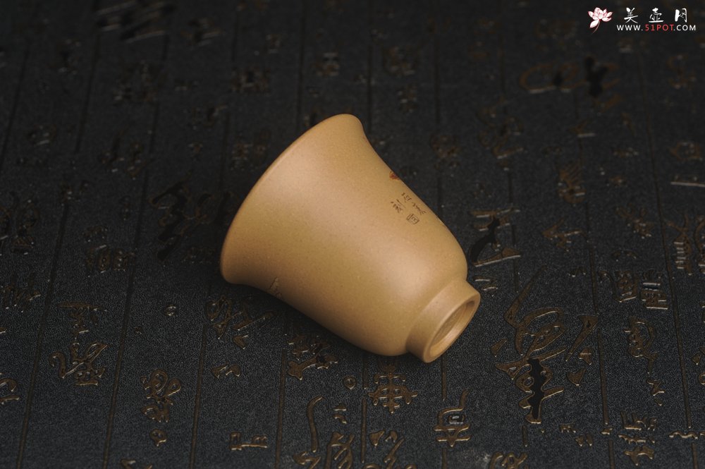 紫砂壶图片：美杯国庆特惠 精品好泥好工好刻雅致泥绘山水主人杯 茶人醉爱 - 紫砂壶信息网