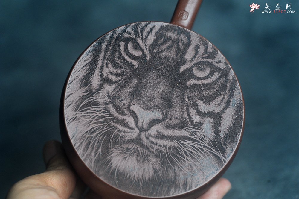 紫砂壶图片：美壶特惠 手工手制紫砂壶特好底槽青假山汉瓦壶 底部刻老虎 栩栩如生 茶壶 茶具 单壶 - 紫砂壶信息网