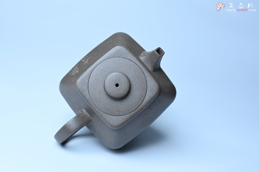 紫砂壶图片：美壶特惠 精致青灰段泥混方巨轮壶 茶壶 无事竹间坐 有情化外游 - 紫砂壶信息网