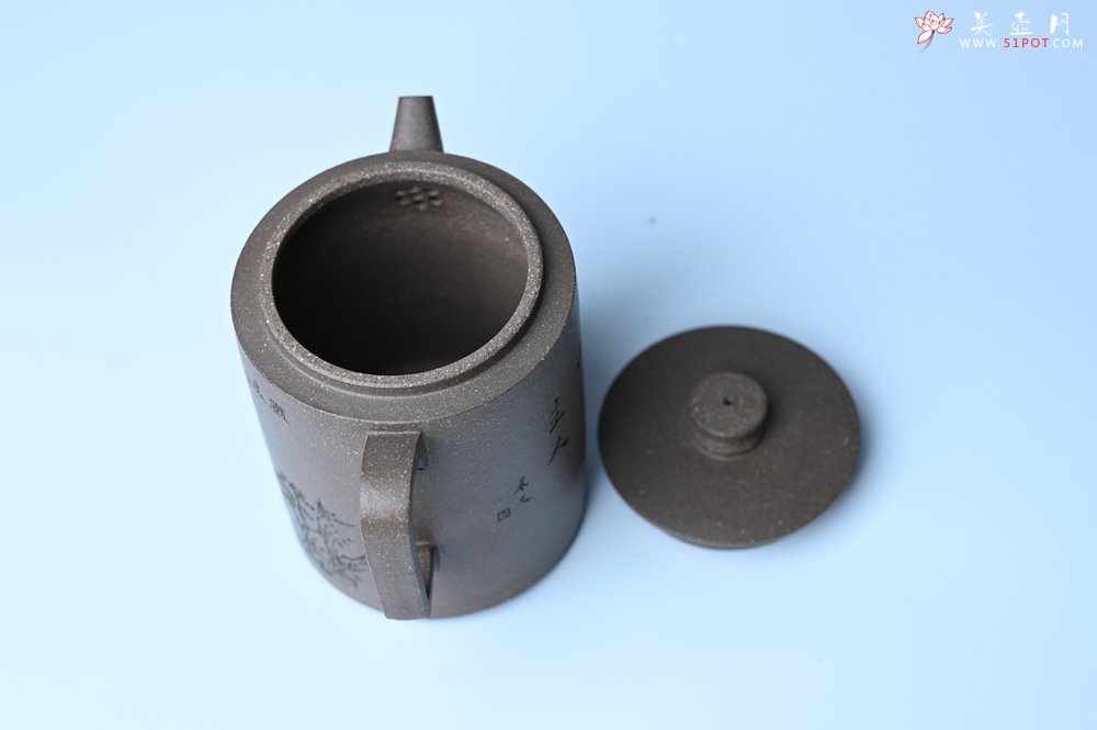 紫砂壶图片：美壶特惠 蠡墅大水潭深井老天青泥 精致圆础壶 装饰山水 茶人醉爱 - 紫砂壶信息网