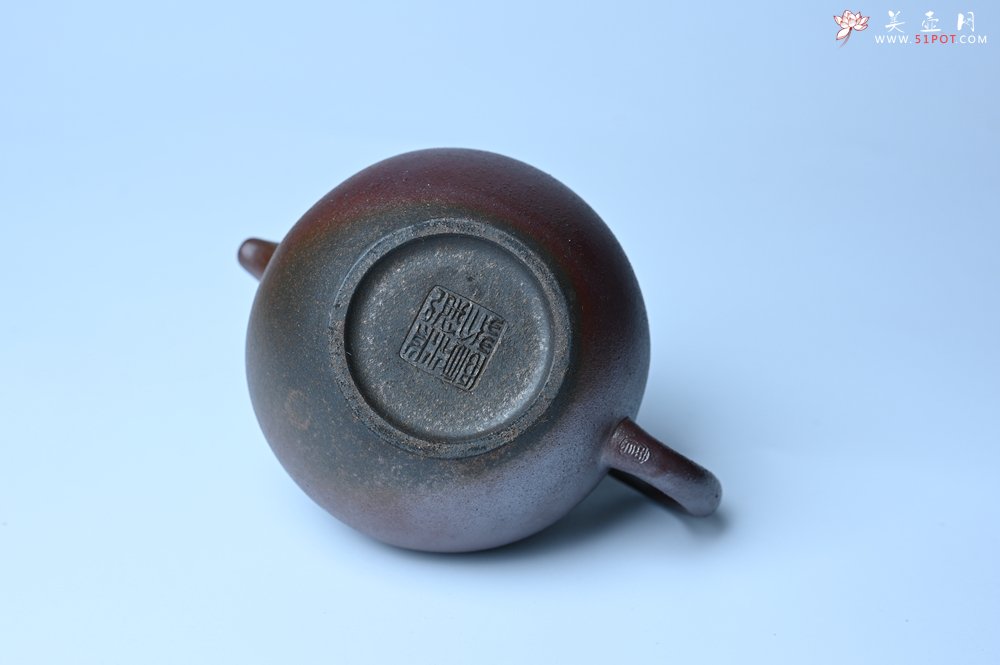 紫砂壶图片：美壶特惠 精致柴烧青灰泥掇球壶 茶人醉爱 - 紫砂壶信息网