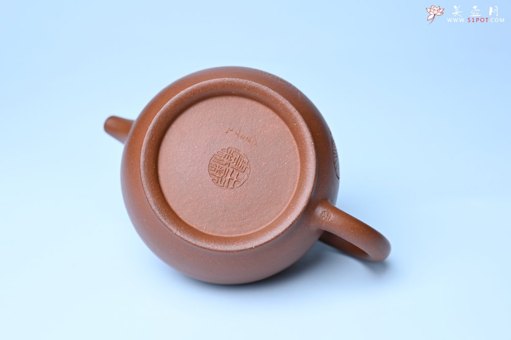 紫砂壶图片：美壶特惠 王老师 全手工红降坡泥潘壶 国助工 易轩 范小君徒杨志老师刻绘 装饰小富贵特文气 - 紫砂壶信息网