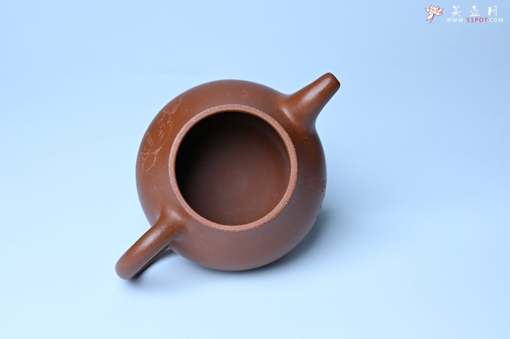 紫砂壶图片：美壶特惠 王老师 全手工红降坡泥潘壶 国助工 易轩 范小君徒杨志超老师刻绘 装饰小富贵特文气 - 紫砂壶信息网