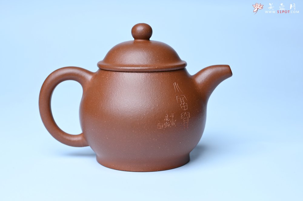 紫砂壶图片：美壶特惠 王老师 全手工红降坡泥潘壶 国助工 易轩 范小君徒杨志老师刻绘 装饰小富贵特文气 - 紫砂壶信息网