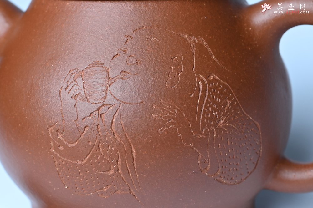紫砂壶图片：美壶特惠 王老师 全手工红降坡泥潘壶 国助工 易轩 范小君徒杨志老师刻绘 装饰小富贵特文气 - 紫砂壶信息网