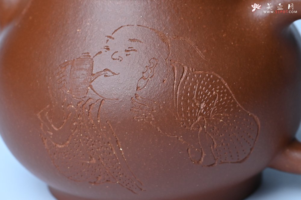 紫砂壶图片：美壶特惠 王老师 全手工红降坡泥潘壶 国助工 易轩 范小君徒杨志超老师刻绘 装饰小富贵特文气 - 紫砂壶信息网