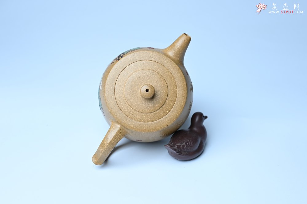 紫砂壶图片：美壶特惠 精致特好黄段泥井栏壶 泥绘祥瑞兔子 惠风和畅 寓意吉祥好运常来 - 紫砂壶信息网