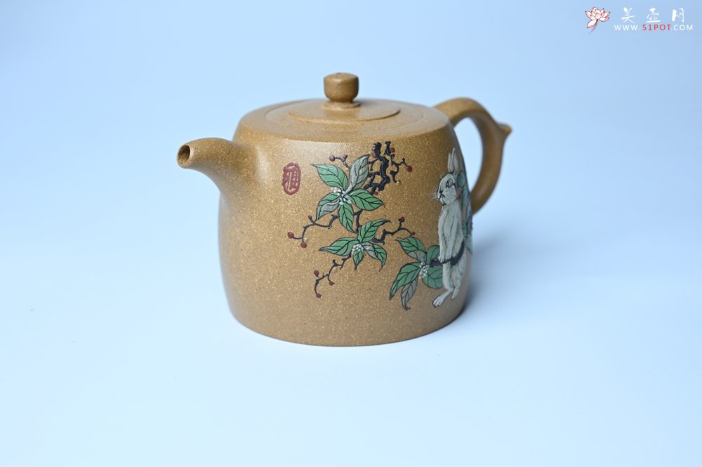 紫砂壶图片：美壶特惠 精致特好黄段泥井栏壶 泥绘祥瑞兔子 惠风和畅 寓意吉祥好运常来 - 紫砂壶信息网