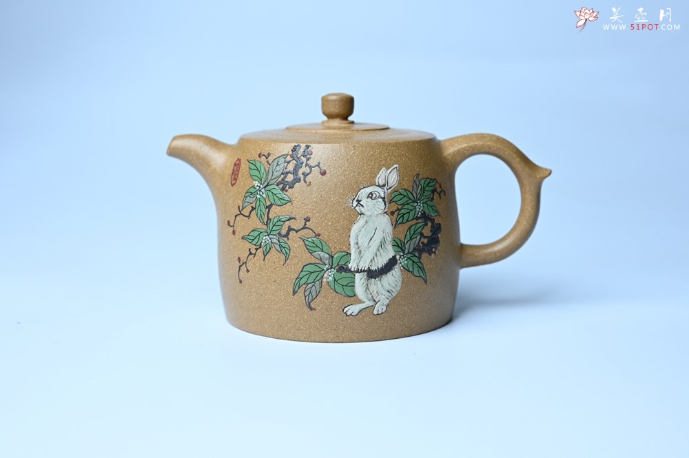 紫砂壶图片：美壶特惠 精致特好黄段泥井栏壶 泥绘祥瑞兔子 惠风和畅 寓意吉祥好运常来 - 紫砂壶信息网