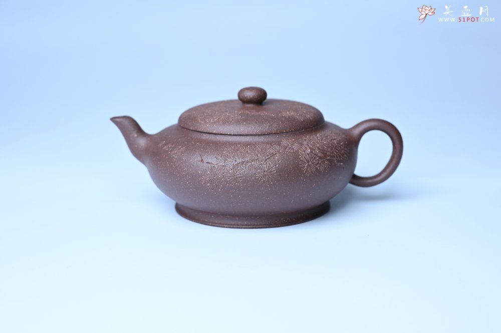 紫砂壶图片：美壶特惠 特好紫泥扁玉壶 装饰不老松 文气十足 - 紫砂壶信息网