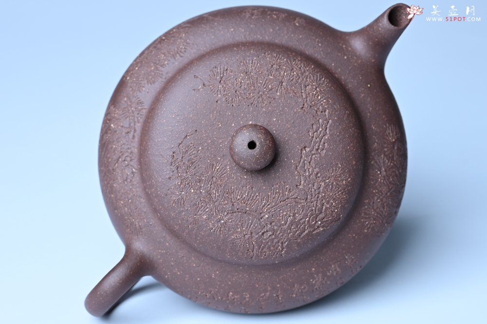 紫砂壶图片：美壶特惠 特好紫泥扁玉壶 装饰不老松 文气十足 - 紫砂壶信息网