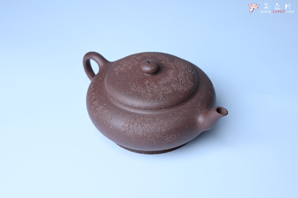 紫砂壶图片：美壶特惠 特好紫泥扁玉壶 装饰不老松 文气十足 - 紫砂壶信息网