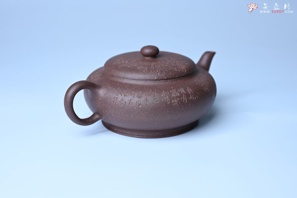 紫砂壶图片：美壶特惠 特好紫泥扁玉壶 装饰不老松 文气十足 - 紫砂壶信息网